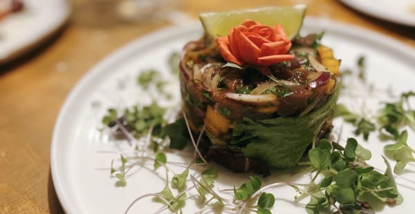 Tartar de Atún y melocotón con cebolla morada, cilantro y lima - Clarita, Madrid