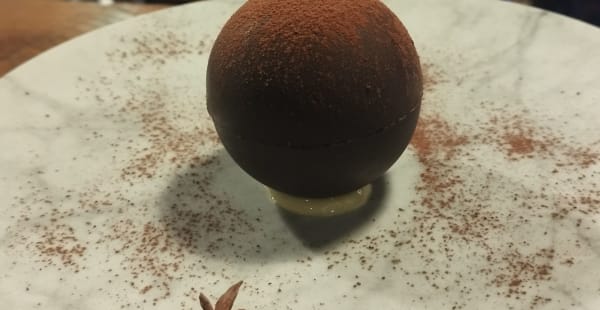 Sfera di cioccolato con crema al bergamotto e lime - Il Piccolo Vicolo, Roma