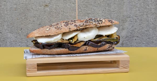 BERNINI: Pincio multi cereali vegetariano con mozzarella e melanzane - Pucci Cafè & Bistrot, Milano