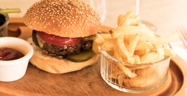 Hamburger de Boeuf Angus au pain Bio du chef - La Forge, Paris