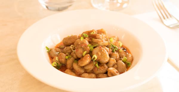 Féve poêlé à la sauce tomate du chef - La Forge, Paris