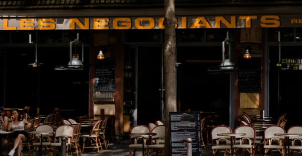 Les Négociants, Paris