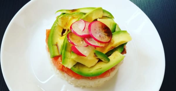 TARTARE DI SALMONE ,AVOCADO, PACHINO, CAVOLO ROSSO SU TORTINO, DI RISO BASMATI            - Colonna Cafè and Restaurant , Roma