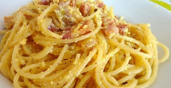 PASTA CARBONARA/Pasta with Egg, Meat, Black Pepper, Pecorino Cheese - Colonna Cafè and Restaurant , Roma