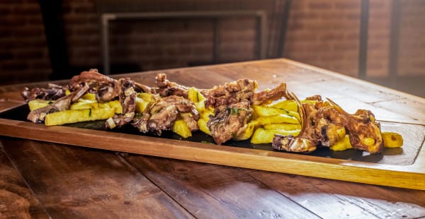 BANDEJA DE CHULETILLAS DE LAECHAL A LA PARRILLA - Avi-Leña, Madrid