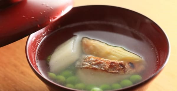 Bouillon de bar, asperge - Enyaa, Paris