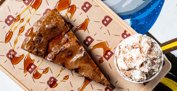 Le moelleux au chocolat accompagné de sa sauce caramel beurre salé maison - La Brigade Oberkampf, Paris