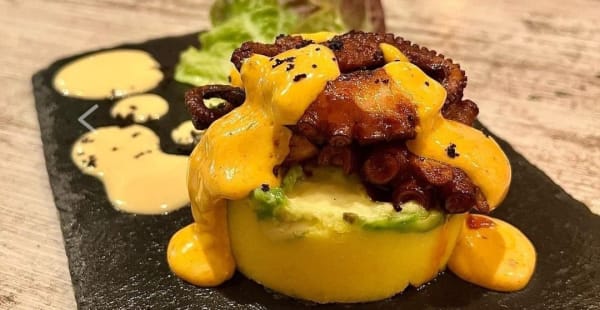 Causa de pulpo : Patata cocida, prensada y mezclada con salsa de ají amarillo y unos chorros de zumo de lima en la delicada masa que guarda. - Barrio Santo, Barcelona