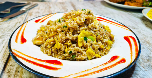 Arroz Chaufa : Arroz salteado con salsa de soja, huevo, cebollino, aceite de ajonjolí y otras especies chinas. Todo cocinado en wok al estilo asiático peruano. (Sin huevo en la vegana) - Barrio Santo, Barcelona