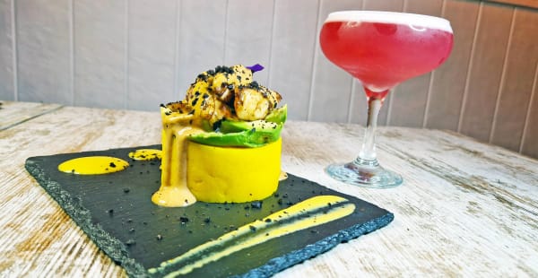 Causa : Patata cocida, prensada y mezclada con salsa de ají amarillo y unos chorros de zumo de lima en la delicada masa que guarda. - Barrio Santo, Barcelona