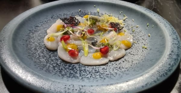 carpaccio de Saint Jacques , gelée d'algues nori , coulis mangue/passion  - Les Freres Laumiere, Paris