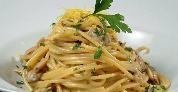 Spaghettone  vongole lupino, salsa al sedano e bottarga - Osteria Faleria, Roma