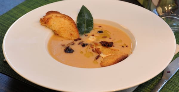 Sandwich di caciocavallo podolico zuppetta di fagioli di Sarconi IGP e peperone crusco - Osteria Faleria, Roma