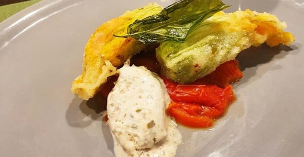 Il fiore fiore di zucca in tempura ripieno di ricotta di bufala,  peperoni in agrodolce, gelato salato di olive e capperi  - Osteria Faleria, Roma