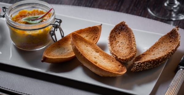 Foie gras au porto blanc, toast, chutney d’ananas - Le Bar du Bristol, Genève