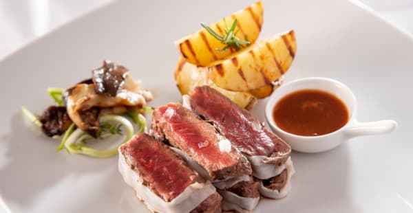 Tagliata di manzo con lardo di Colonnata cardoncelli e patate - Ristorante Sicomoro - Simon Hotel, Pomezia