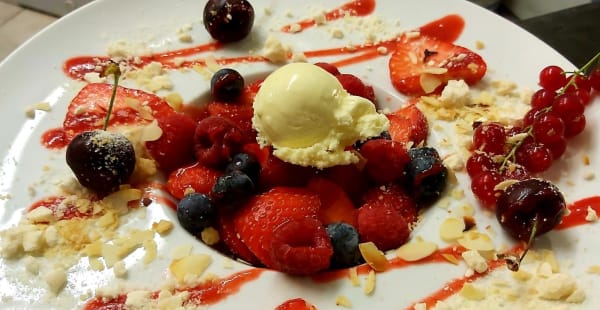 Assiette de fruits rouges, coulis et sorbet glacé - Le Troisième Acte, Bruxelles