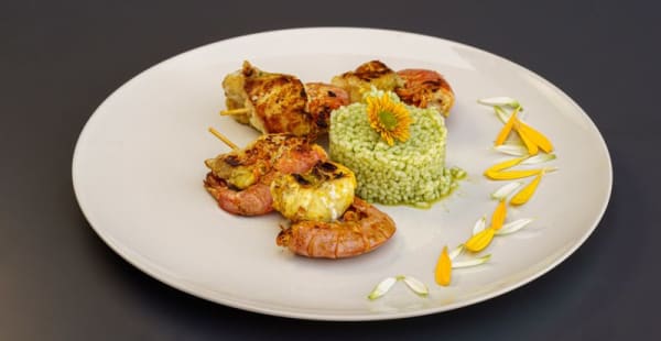 Brocheta de rape y langostinos con arroz verde del restaurante Somallao Rivas - Somallao Rivas, Rivas-Vaciamadrid