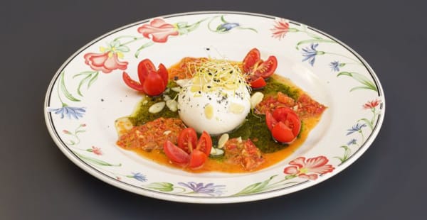 Ensalada de burrata con tomate confitado y pesto del restaurante Somallao Rivas - Somallao Rivas, Rivas-Vaciamadrid