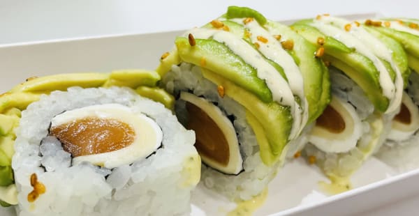 Salmon y aguacate roll - Sushi Corazon, Madrid