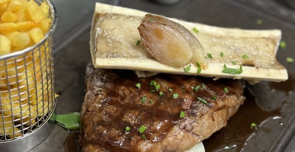 Entrecôte parisienne à la sauve bordelaise et son os à moelle, frites maison et légume croquants, échalote confite  - Café des Sources, Genève