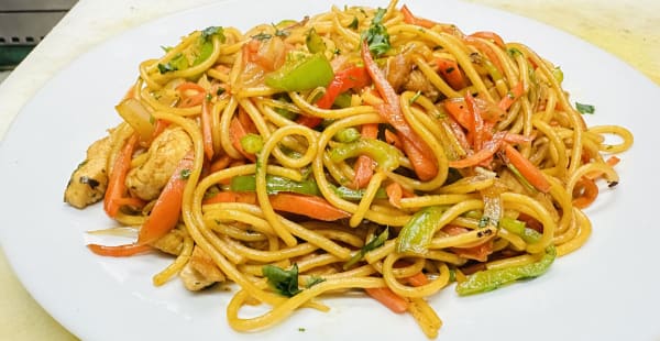 CHOWMEIN(plato nepali) - Virona, Barcelona