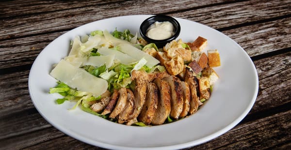 Chicken Caesar Salad. Insalata romana, pollo grigliata, pane tostato, formaggio e salsa caesar - Mexicali Navigli, Milano