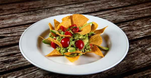 Guacamole. Avocado, cipollotto, pomodoro, lime, peperoncino, coriandolo servito con chips di mais - Mexicali Navigli, Milano