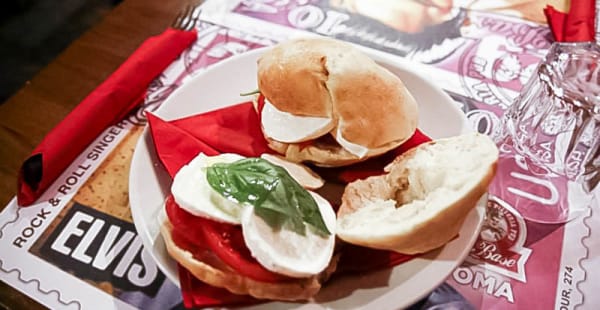 panini mozzarella, pomodoro e basilico - La Base, Roma