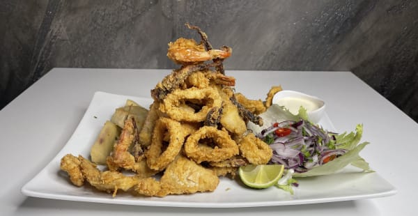 Jalea mixta: pesce pérsico, frutti di mare fritti, contorno : maioca, salse di cipolla, limone, crema di aglio - Ristorante Pollo Gordo, Milano