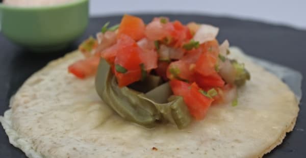 Taco de nopal. Cactus mexicano con queso provolone y pico de gallo - MEXITA Taco Bar/ Italian Fusion, Madrid