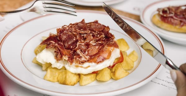 Huevos Rotos con Paletilla Ibérica, sofrito de cebola e pimento vermelho - Tapisco, Lisboa