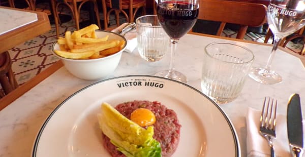 Tartare & frites maison - Brasserie Victor Hugo Paris, Paris