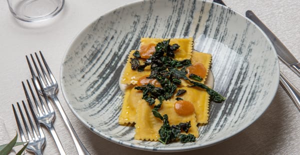 Ravioli di astice con vellutata di cannellini, croccante di cavolo nero - La Rufinella, Frascati