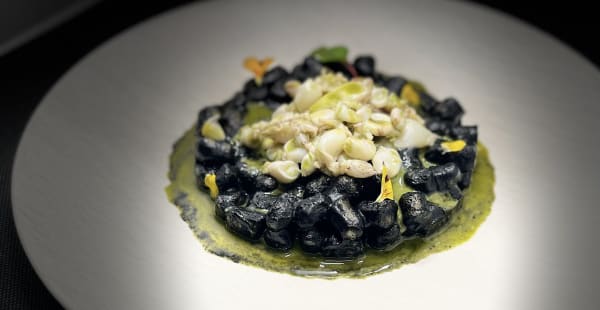 Gnocco in Crema nera di baccalà e calamaro spillo all’aglio orsino - Mar'è - il Buon Gusto, Milano