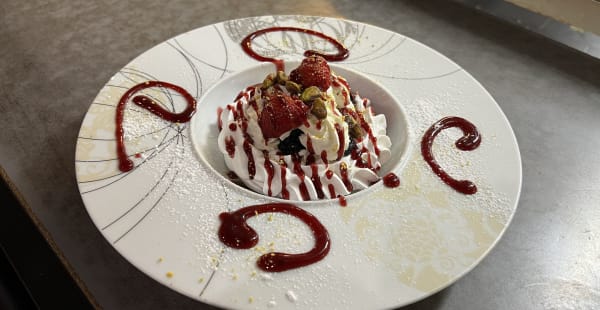 Pavlova - meringue tendre et croustillante avec ses fruits rouges et son coulis, parsemé de pistaches torréfiés sur une crème mascarpone  - GINKGO, Bruxelles