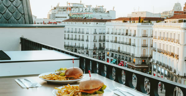 Vistas terraza y hamburguesa - TwentyNine's Legends Museum, Madrid