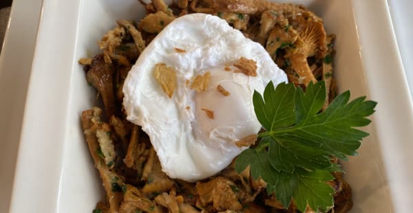 poêlée de girolles, œuf bio poché, notre coup de cœur d’hiver  - Le Laborde, Paris