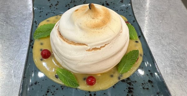 Pavlova com curd de Maracujá e creme de pasteleiro  - Tabik, Lisboa