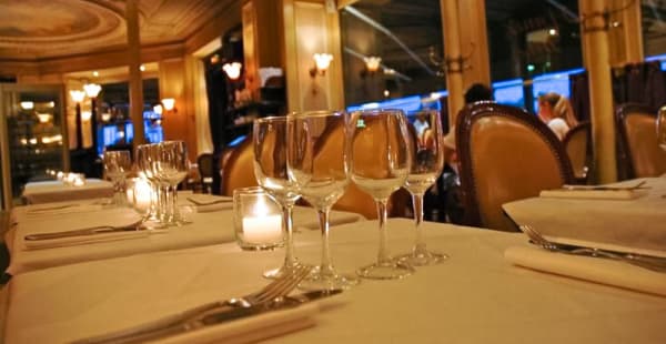 Table, couverts, verres et bougies du restaurant La Frégate - La Frégate, Paris