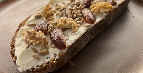 Tosta de Pan multicereal con queso crema, pipas, dátiles y nueces. Una sana delicia. - EL PATIO DE LATOMATA, Madrid