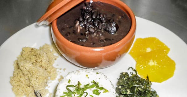 Feijoada - Plat National - Cassoulet brésilien au haricots noirs, viandes de porc. - Brasileirinho, Paris