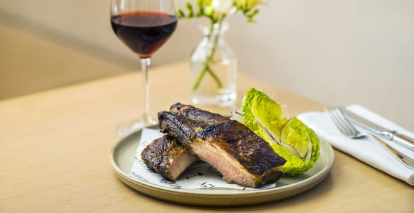 Costillas de cerdo BBQ, ensalada de cogollos y cebolla - Veraz - The Barcelona Edition, Barcelona