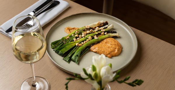 Puerros al Horno de Brasa | Salsa romesco, avellanas tostadas y germinados - Veraz - The Barcelona Edition, Barcelona