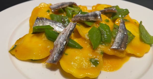 Ravioli di bufala salsa al pomodorino giallo alla maggiornana, friggitelli e alici salate - Hostaria PO, Roma