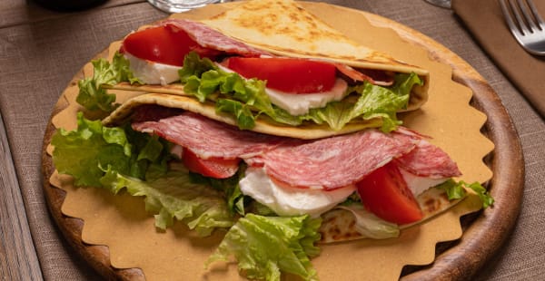 Piadina con sbriciolona toscana, fiordilatte, pomodoro e lattuga. Una proposta fuori menù - Divina Piadina - piada Bistrot, Milano