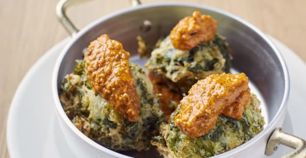 BUNYOLS D'ESCAROLA AMB ROMESCO, BUÑUELOS DE ESCAROLA CON ROMESCO, ENVIDE FRITTERS WITH ROMESCO SAUCE - Restaurant Banquet Barcelona, Barcelona