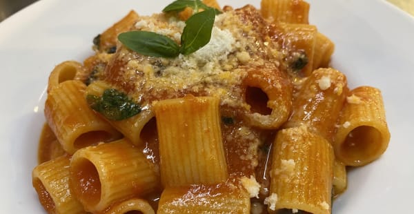 MEZZEMANICHE AL POMODORO E BASILICO - Mozzichi Trastevere, Roma