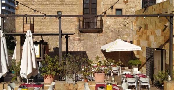 Terraza preparada para las calçotades de invierno - El Celler del Museu, Cornella De Llobregat