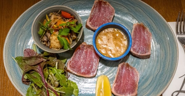 Tataki de thon ,sauce miel et sésame  - Lobineau, Paris